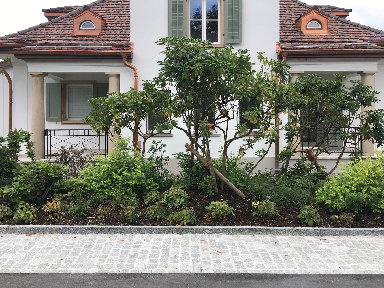 Landschaftsgarten verbindet Villa mit zwei modernen Neubauten