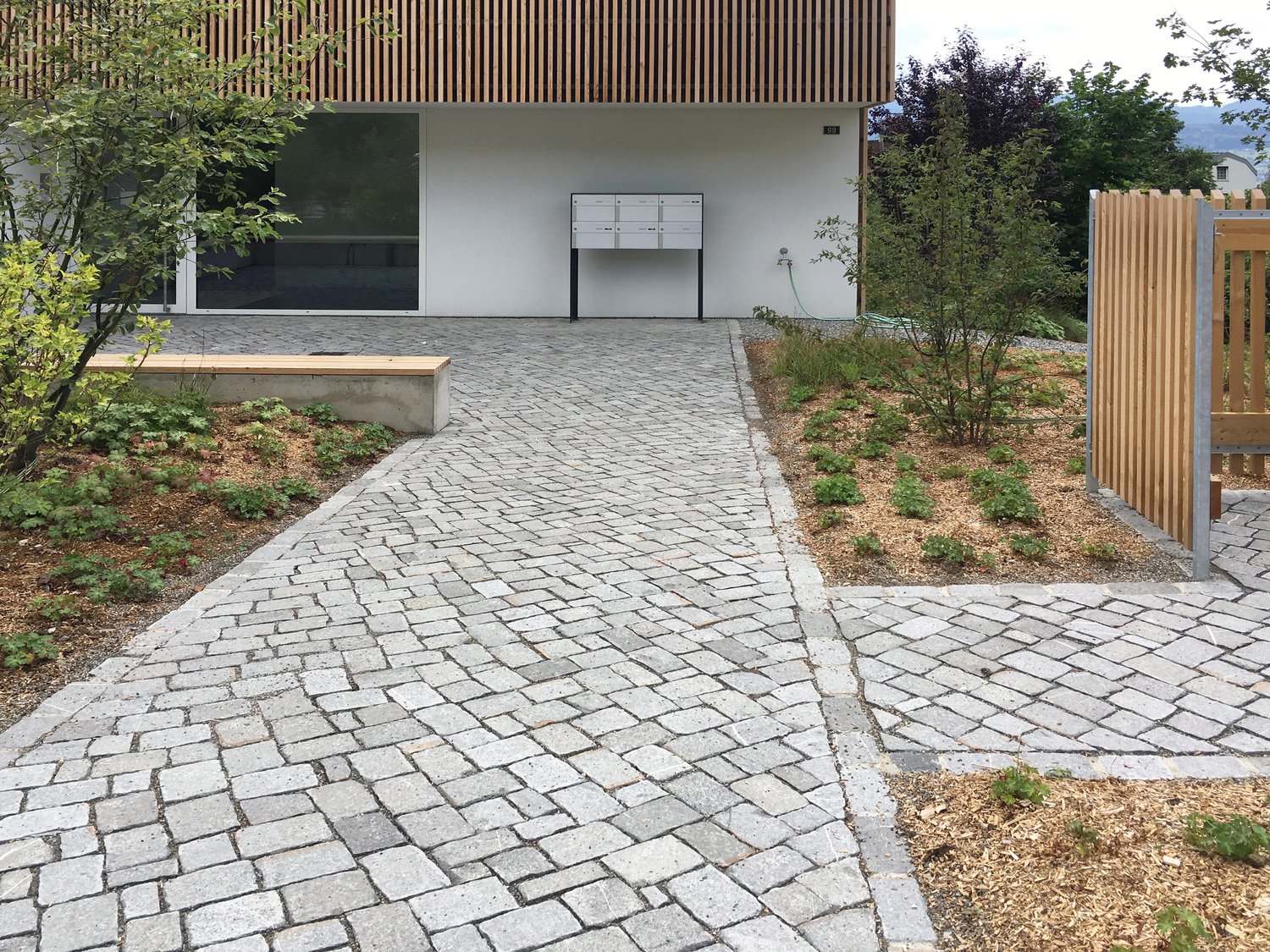 Landschaftsgarten verbindet Villa mit zwei modernen Neubauten