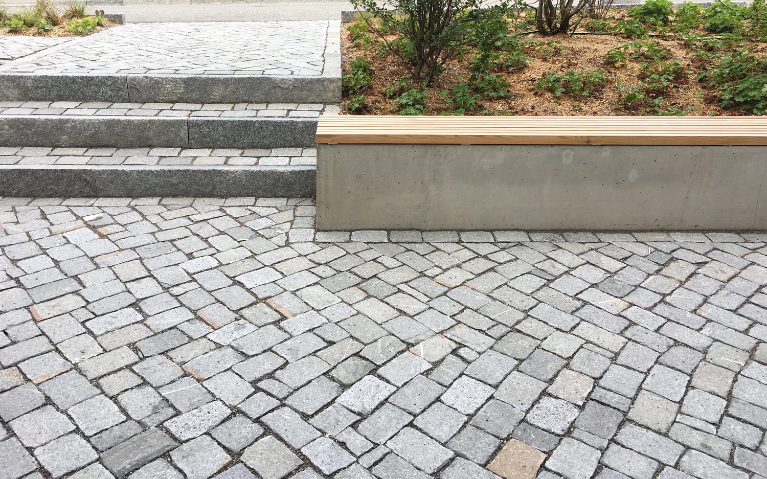 Landschaftsgarten verbindet Villa mit zwei modernen Neubauten