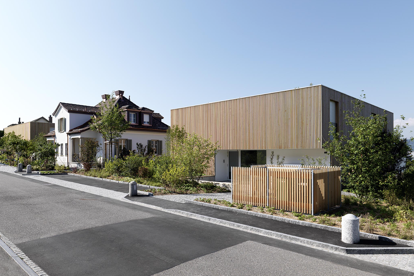 Landschaftsgarten verbindet Villa mit zwei modernen Neubauten