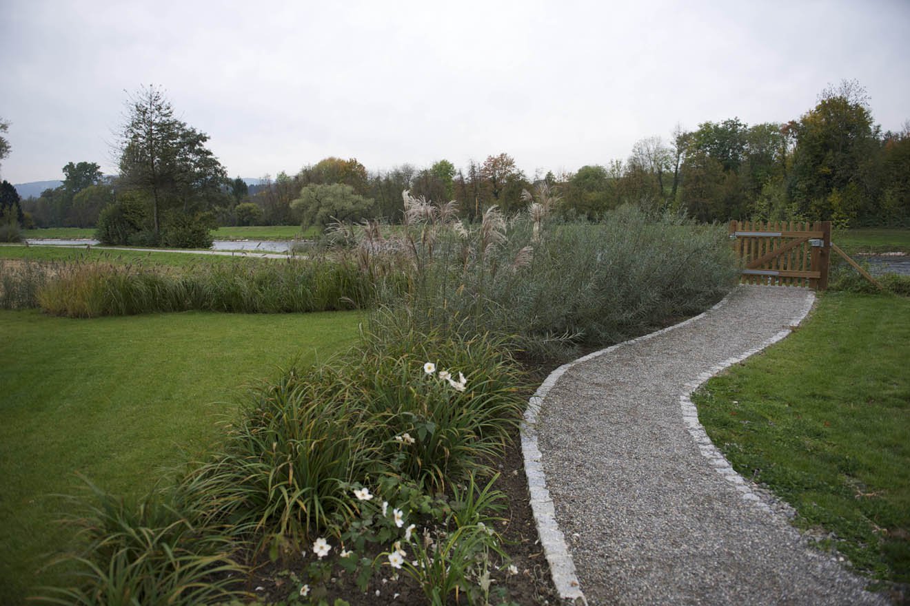 Fliessende Landschaft an der Limmat
