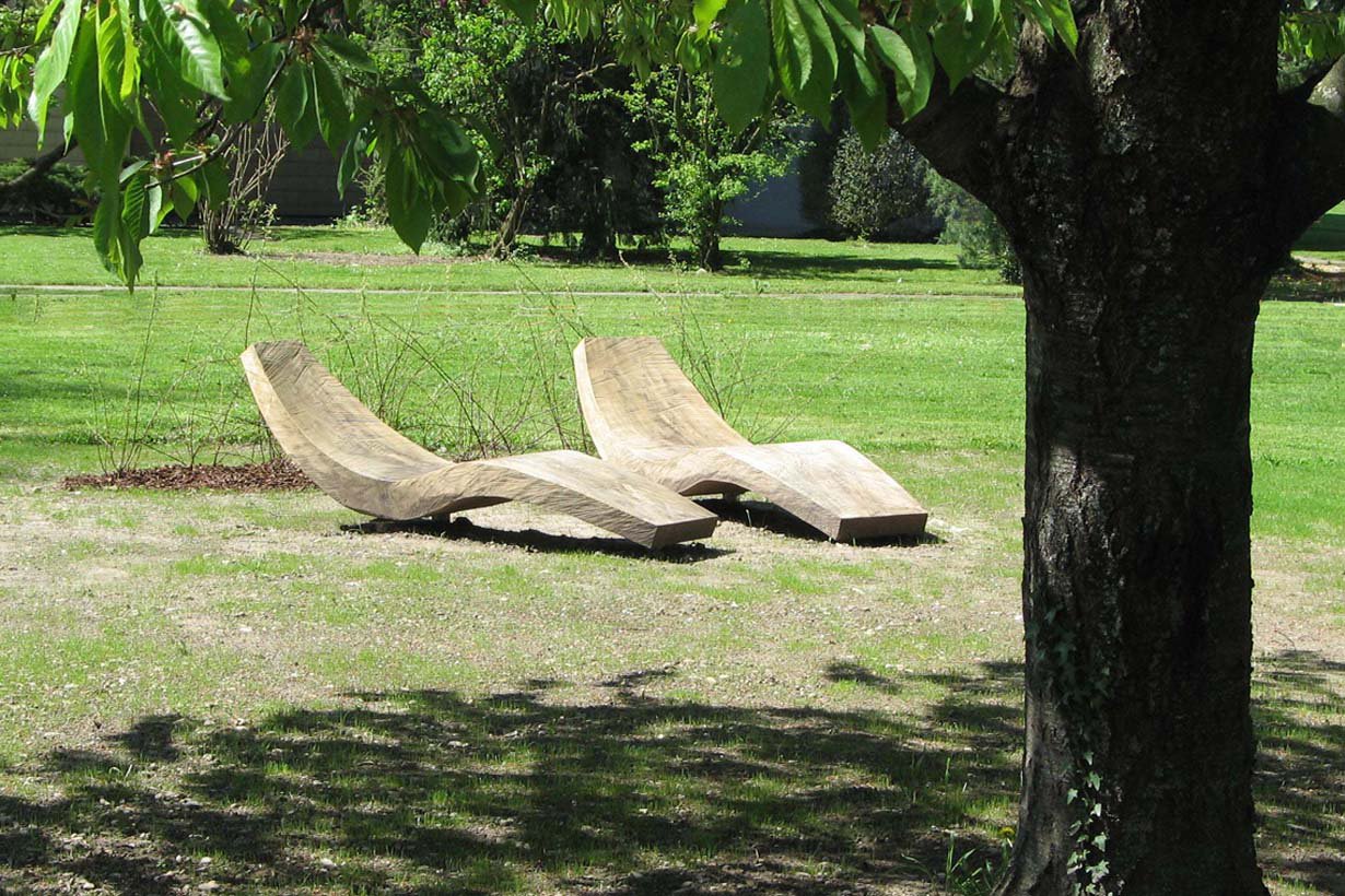 Grosser Massstab mit Eichentisch und Mammutbaum