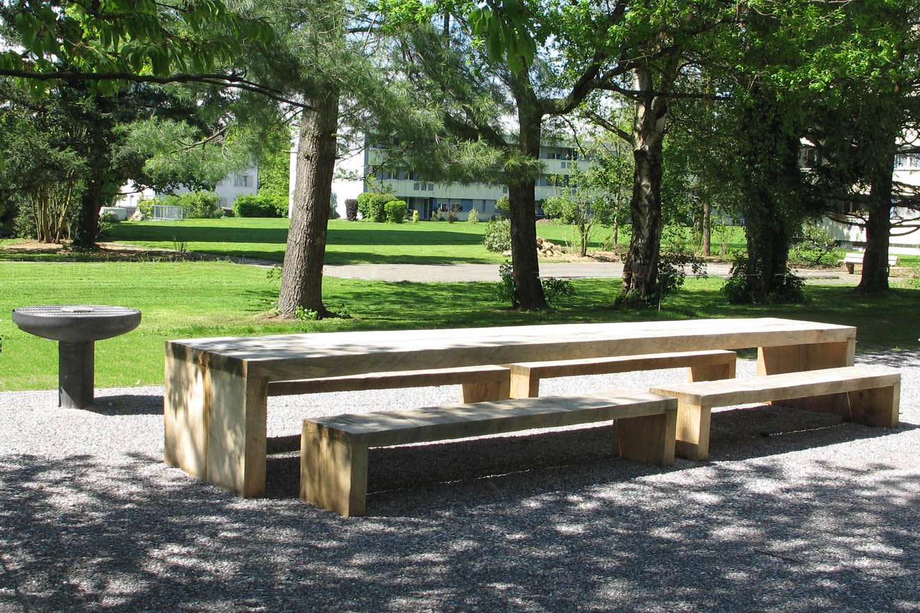 Grosser Massstab mit Eichentisch und Mammutbaum