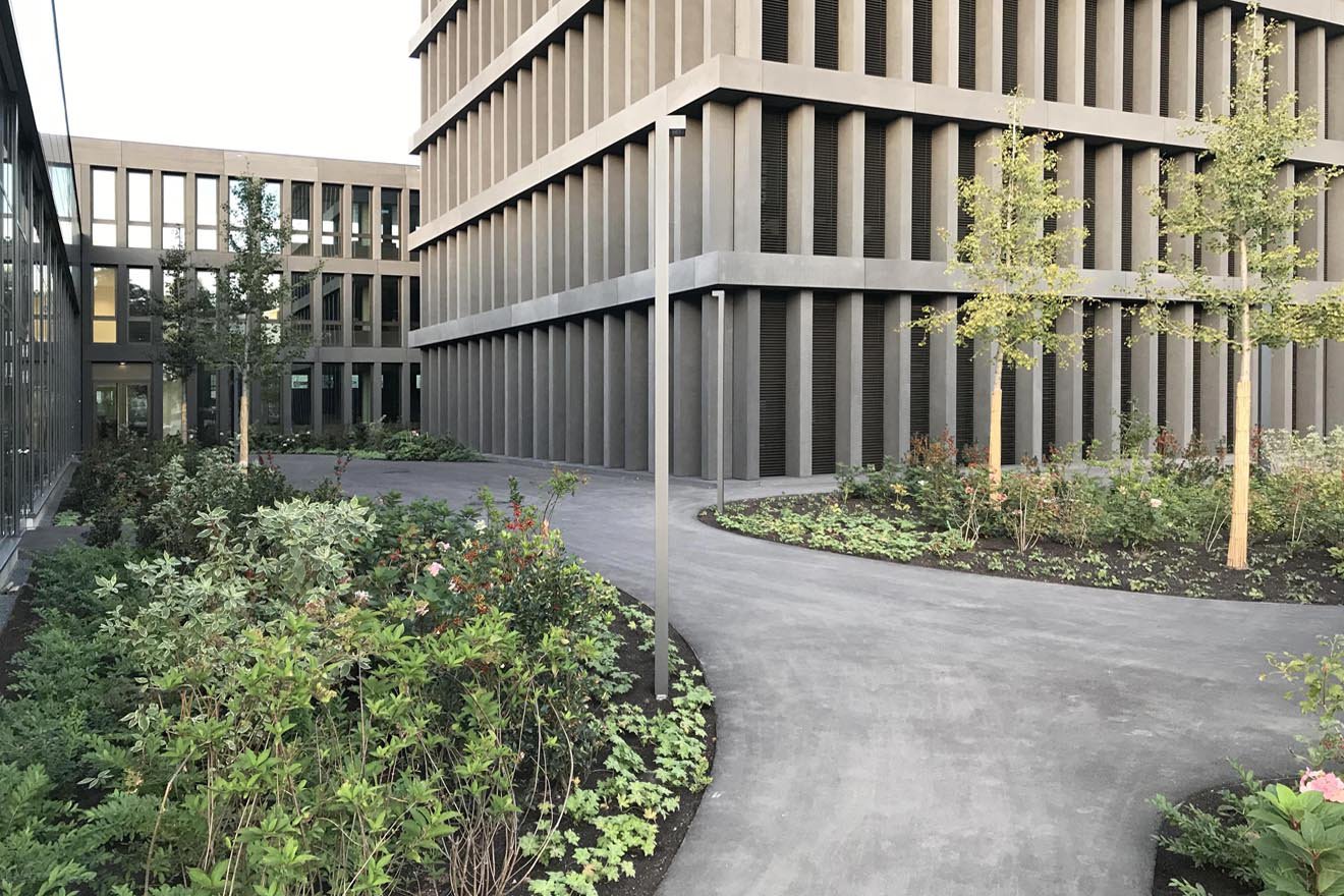 Üppiges Gartenbild im Maschinenbau-Areal