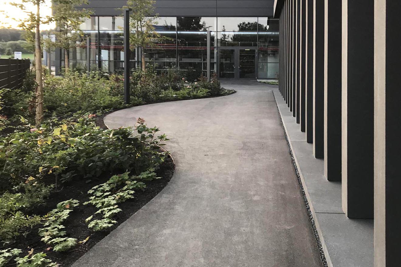 Üppiges Gartenbild im Maschinenbau-Areal